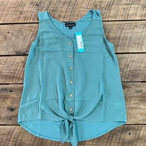 Women medium sage Fortune+Ivy sleeveless button front blouse.